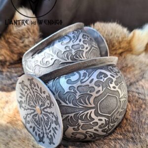 Armures genoux métal gravé ailette