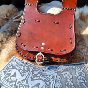 Sachoche cuir métal gravé cuir plaque